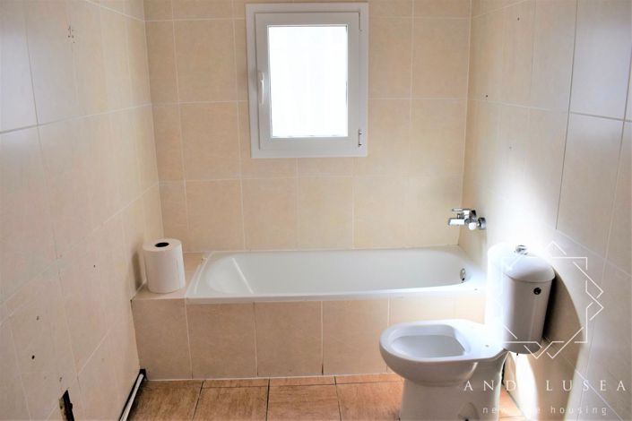 Image No.21-6 Bed Property for sale