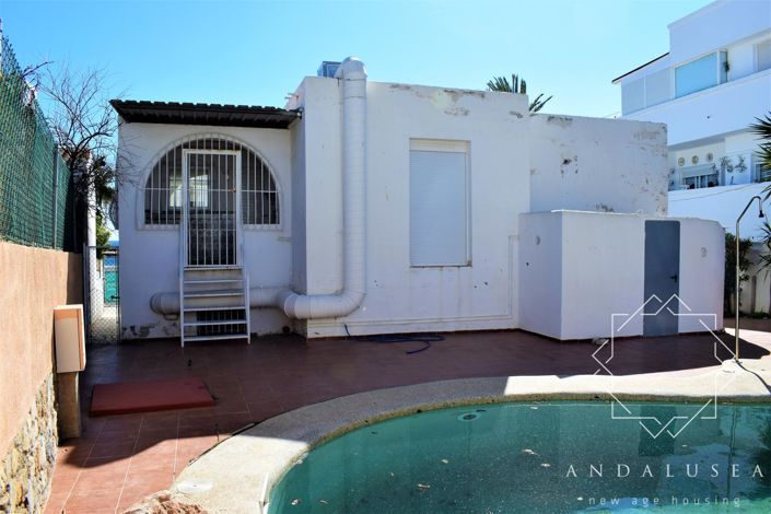 Image No.28-6 Bed Property for sale