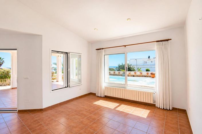 Image No.13-4 Bed Property for sale