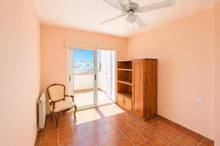 Image No.22-4 Bed Property for sale