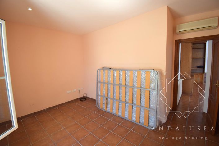 Image No.26-4 Bed Property for sale