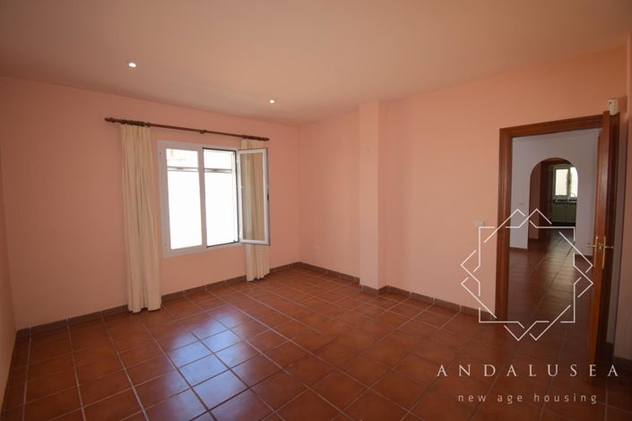 Image No.28-4 Bed Property for sale