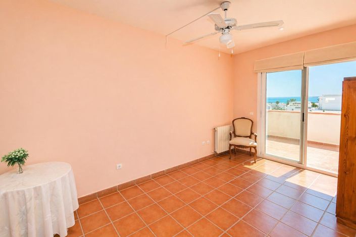 Image No.4-4 Bed Property for sale