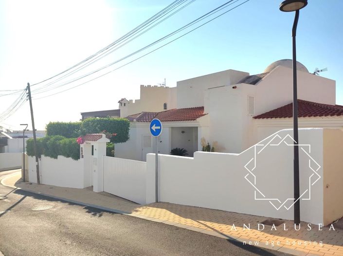 Image No.43-4 Bed Property for sale