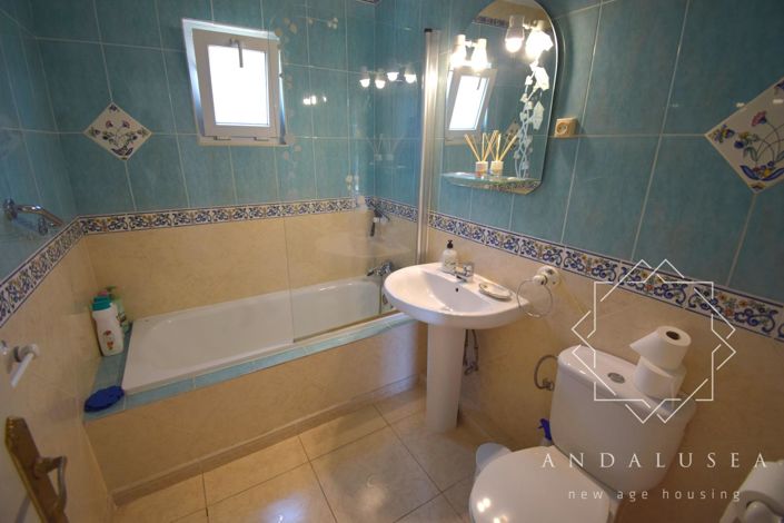 Image No.28-4 Bed Property for sale
