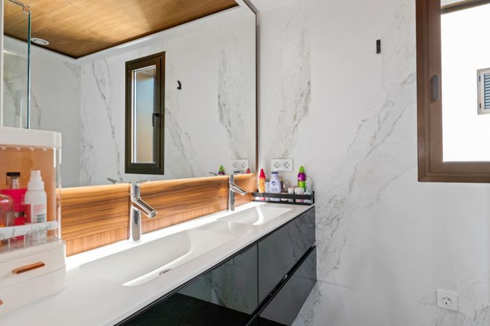 Image No.16-6 Bed Townhouse for sale