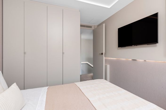 Image No.22-6 Bed Townhouse for sale