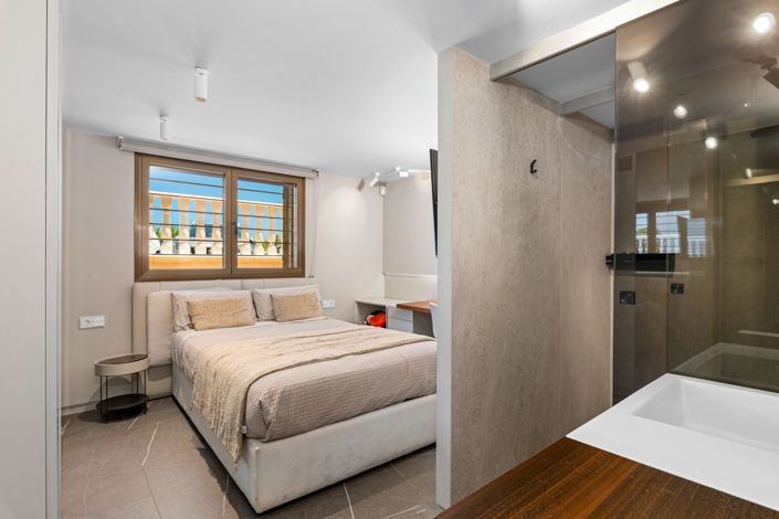 Image No.28-6 Bed Townhouse for sale