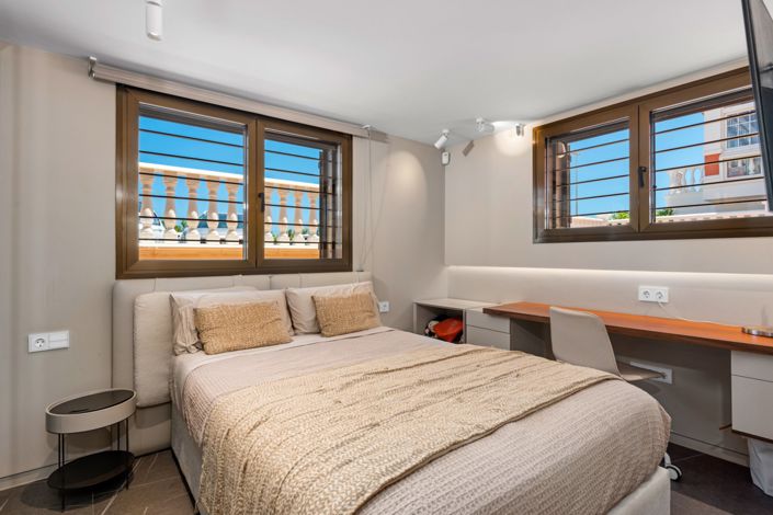 Image No.30-6 Bed Townhouse for sale