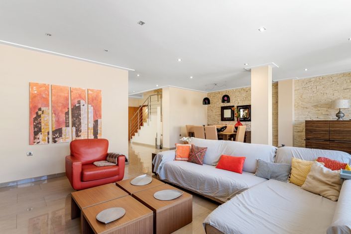 Image No.1-4 Bed Townhouse for sale