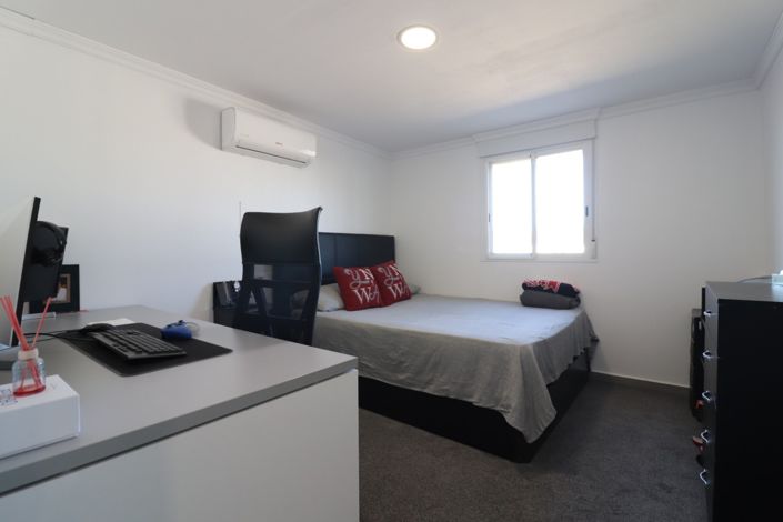 Image No.28-3 Bed Property for sale