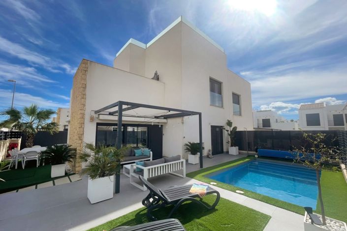 Image No.1-4 Bed Semi-Detached for sale