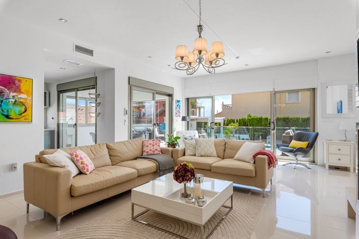 Image No.2-4 Bed Villa for sale