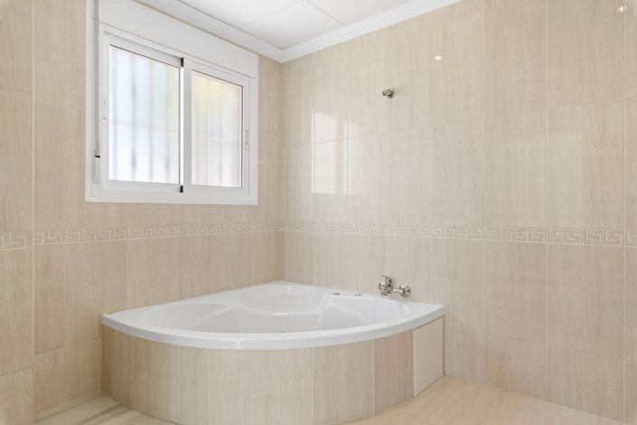 Image No.28-4 Bed Villa for sale