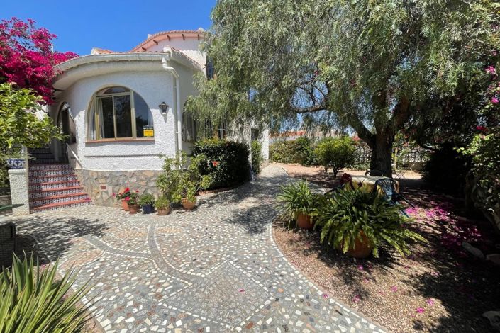 Image No.1-4 Bed Villa for sale