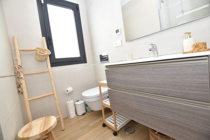 Image No.13-2 Bed Property for sale