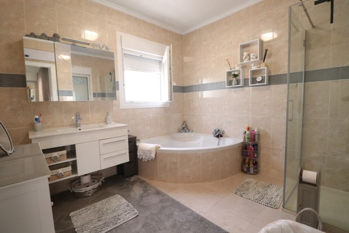 Image No.16-3 Bed Townhouse for sale