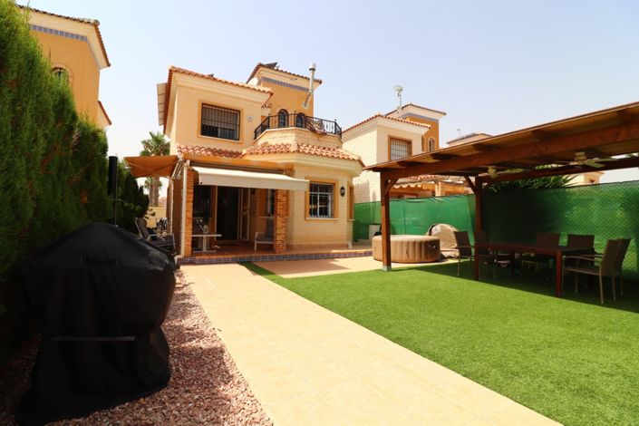Image No.1-3 Bed Villa for sale