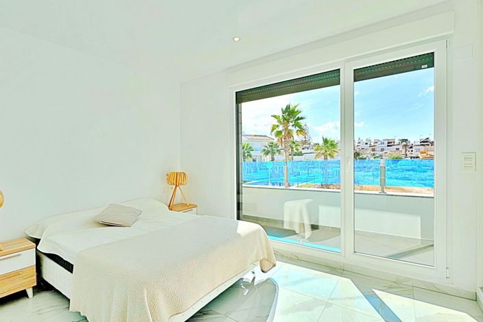 Image No.15-3 Bed Townhouse for sale