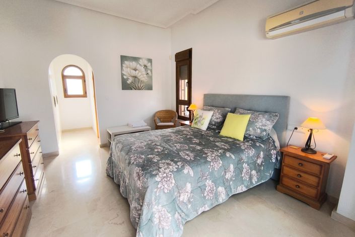 Image No.18-3 Bed Property for sale