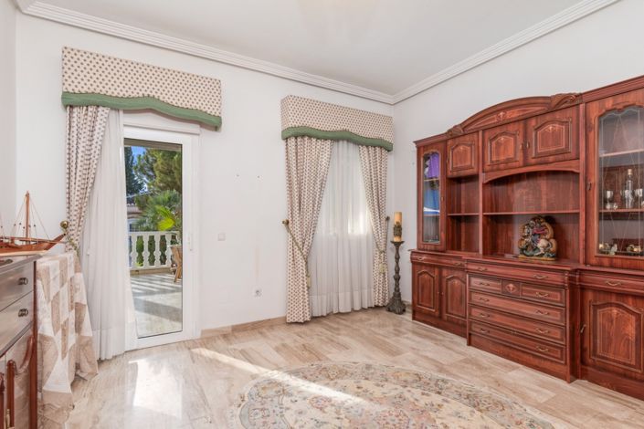 Image No.19-5 Bed Chalet for sale