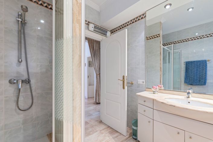 Image No.33-5 Bed Chalet for sale