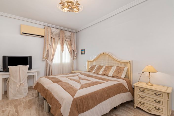 Image No.38-5 Bed Chalet for sale