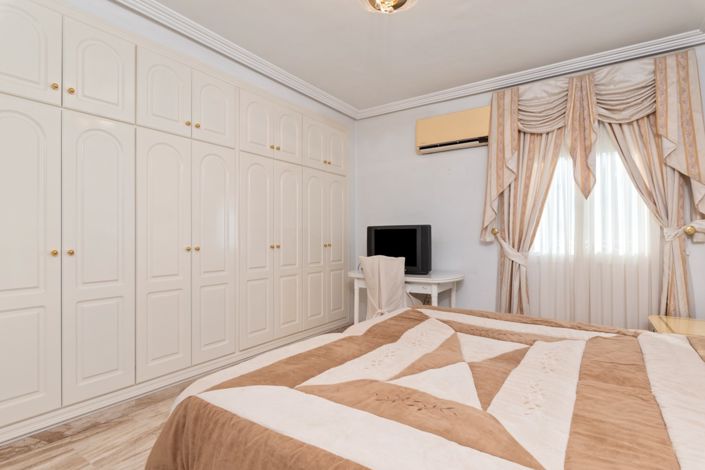 Image No.39-5 Bed Chalet for sale