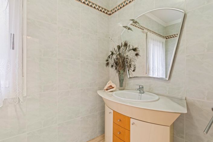 Image No.42-5 Bed Chalet for sale