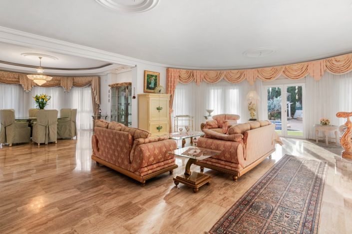 Image No.7-5 Bed Chalet for sale