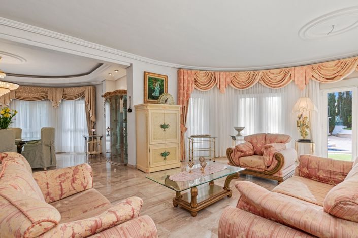 Image No.9-5 Bed Chalet for sale