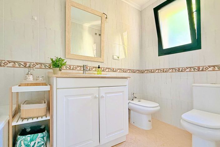 Image No.25-2 Bed Townhouse for sale