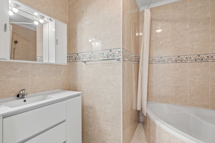 Image No.16-2 Bed Townhouse for sale