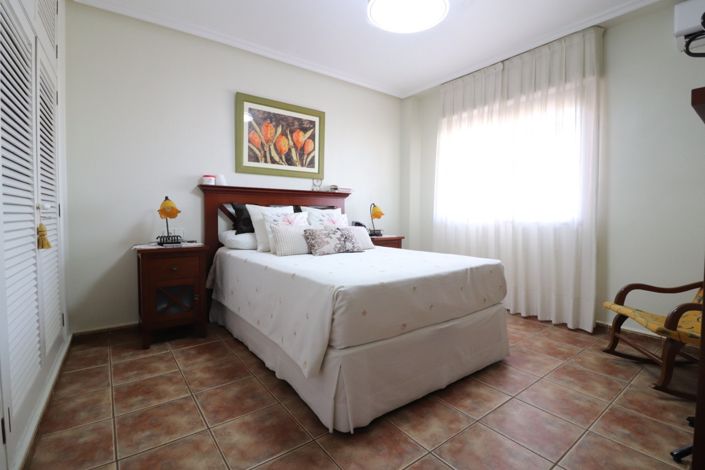 Image No.12-3 Bed Property for sale