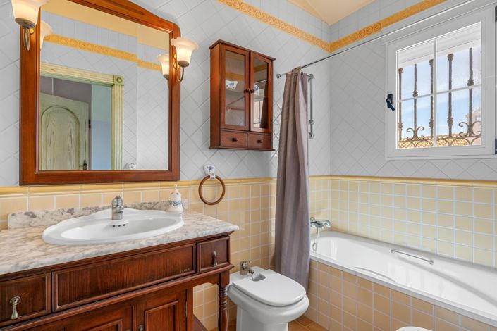 Image No.40-6 Bed Villa for sale