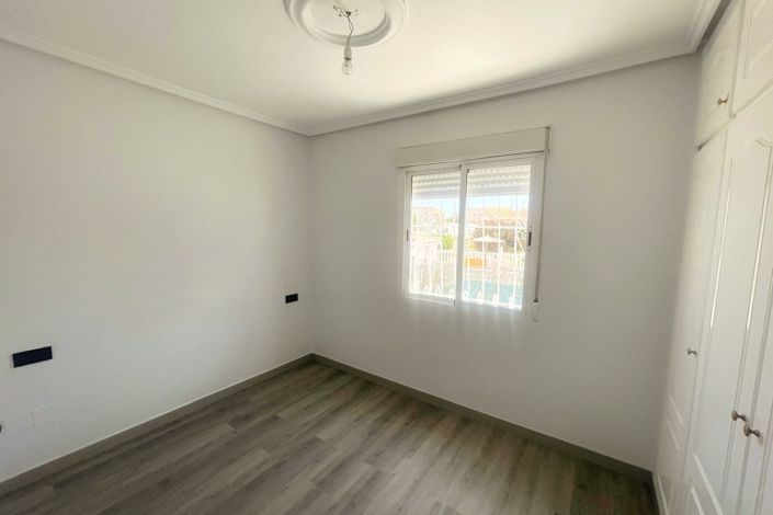 Image No.15-3 Bed Townhouse for sale