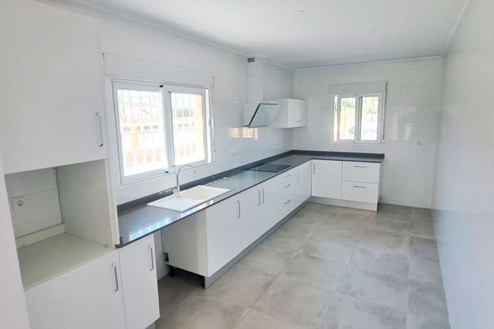 Image No.3-3 Bed Property for sale