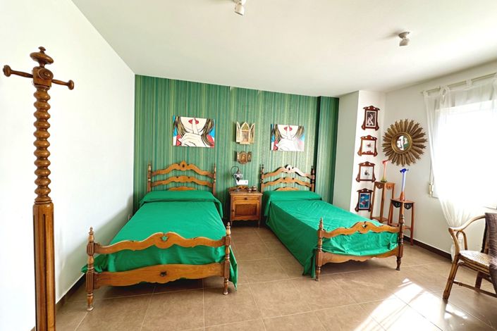 Image No.12-2 Bed Property for sale