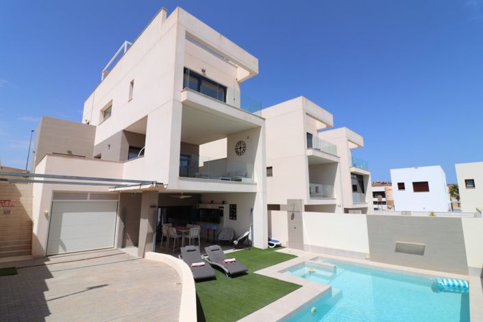 Image No.2-4 Bed Villa for sale