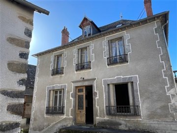1 - Cantal, Property