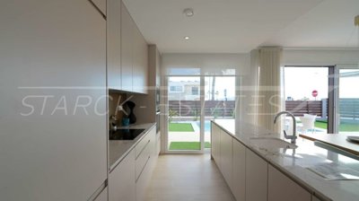 acc822de-bign-0326-14