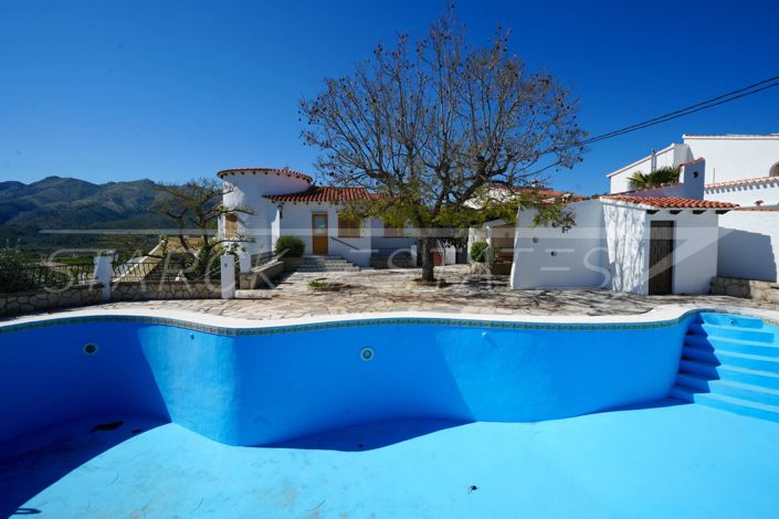 Image No.2-6 Bed Villa for sale