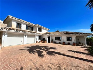 5 Bed Villa for sale