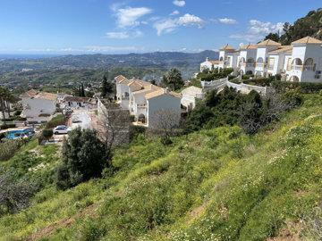 1 - Mijas Pueblo, Plot