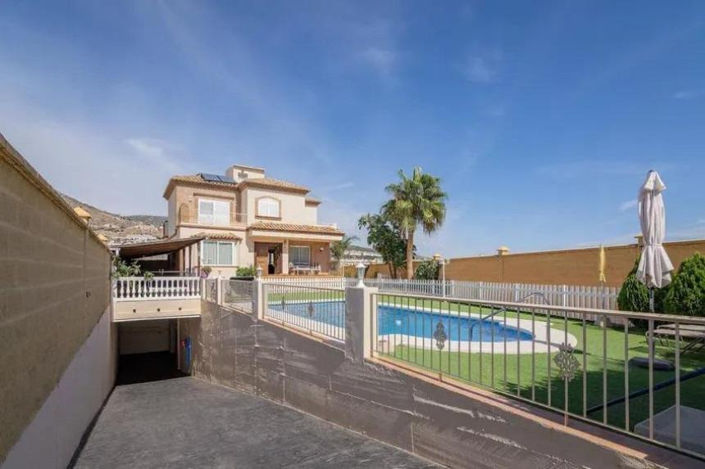 Image No.1-6 Bed Villa for sale