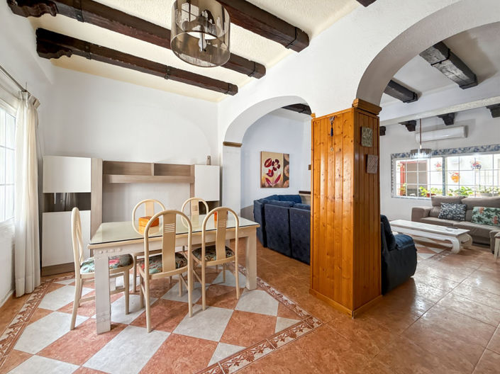 Image No.1-8 Bed Townhouse for sale