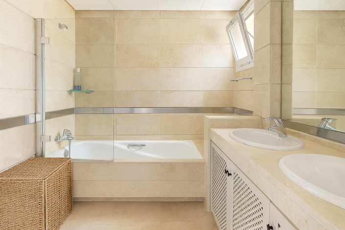 Image No.17-2 Bed Property for sale