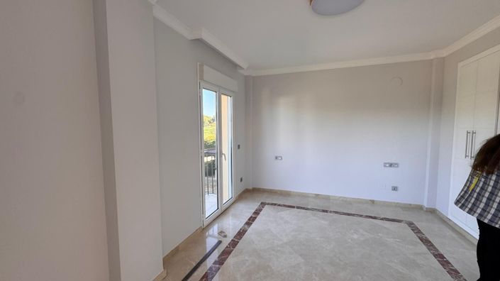 Image No.11-3 Bed Property for sale