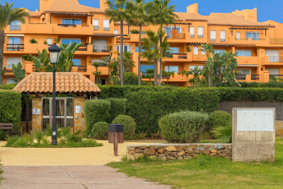 Mediterranean-Style-Entrance-with-Greenery