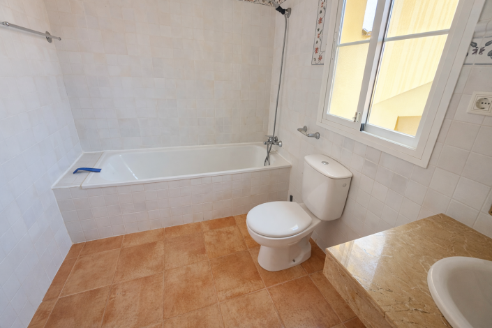 Image No.17-4 Bed Townhouse for sale